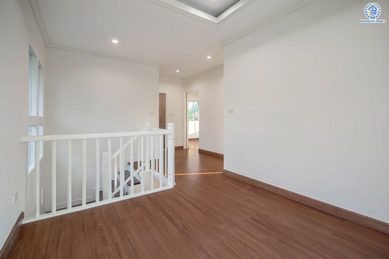 บ้านมือสองตกแต่งใหม่ โครงการ ชัยพฤกษ์ เพชรเกษม81 หลังมุม แบรนด์ Land&Houses พร้อมรองรับทุกความสุข บนเนื้อที่ 63.3 ตร.ว. ฟังก์ชัน 3 ห้องนอน 3 ห้องน้ำ 1 ห้องอเนกประสงค์ 2 ที่จอดรถ ทำเลเดินทางสะดวก เชื่อมต่อถนนเพชรเกษม ถนนมาเจริญ และใกล้ทางด่วน "เพชรเกษม"